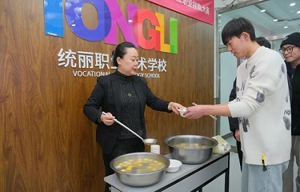 元宵节限定惊喜！统丽学校校长送汤圆，暖胃更暖心